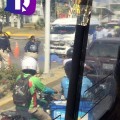 Muere motociclista en aparatoso choque contra combi